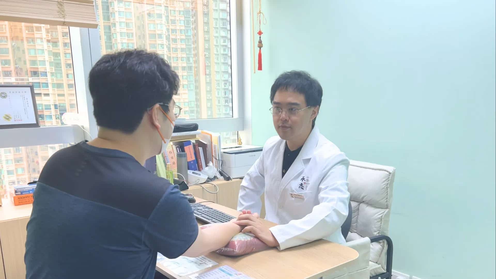 承志中醫診症情景 — 註冊中醫師為病人把脈